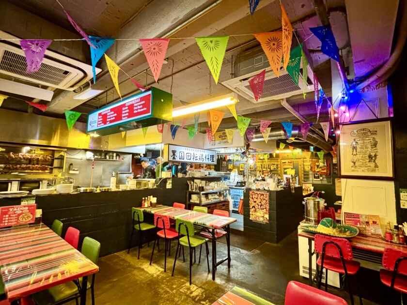 墨国回転鶏料理（ぼっこくかいてんどり）福島店の制服1