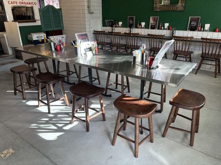 LOS BURRITOS NO.1　西宮北口店の制服2