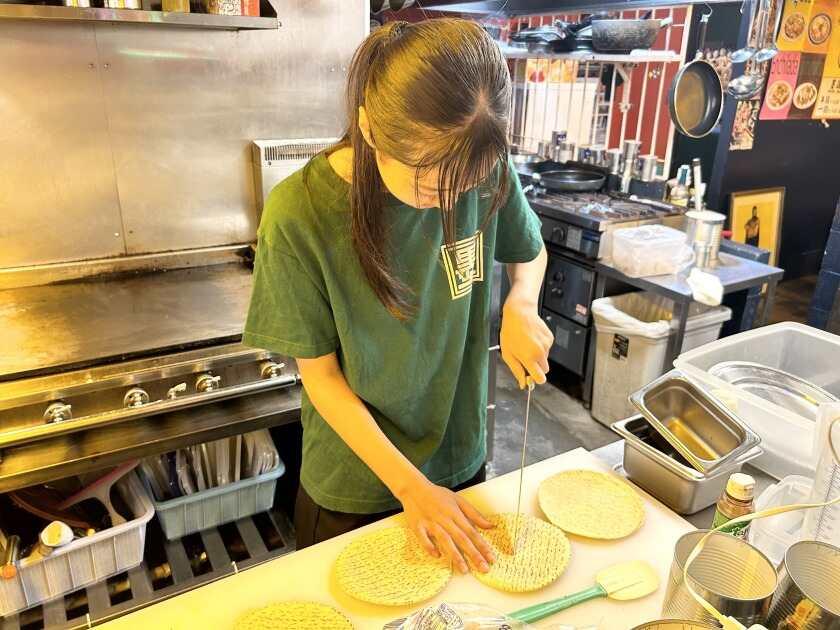 墨国回転鶏料理（ぼっこくかいてんどり）福島店の制服5