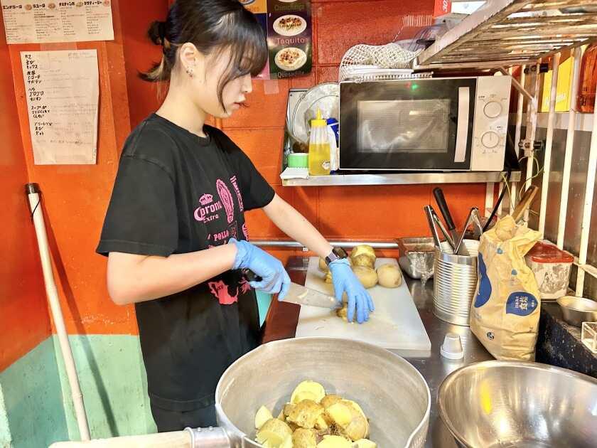 墨国回転鶏料理（ぼっこくかいてんどり）福島店の制服3