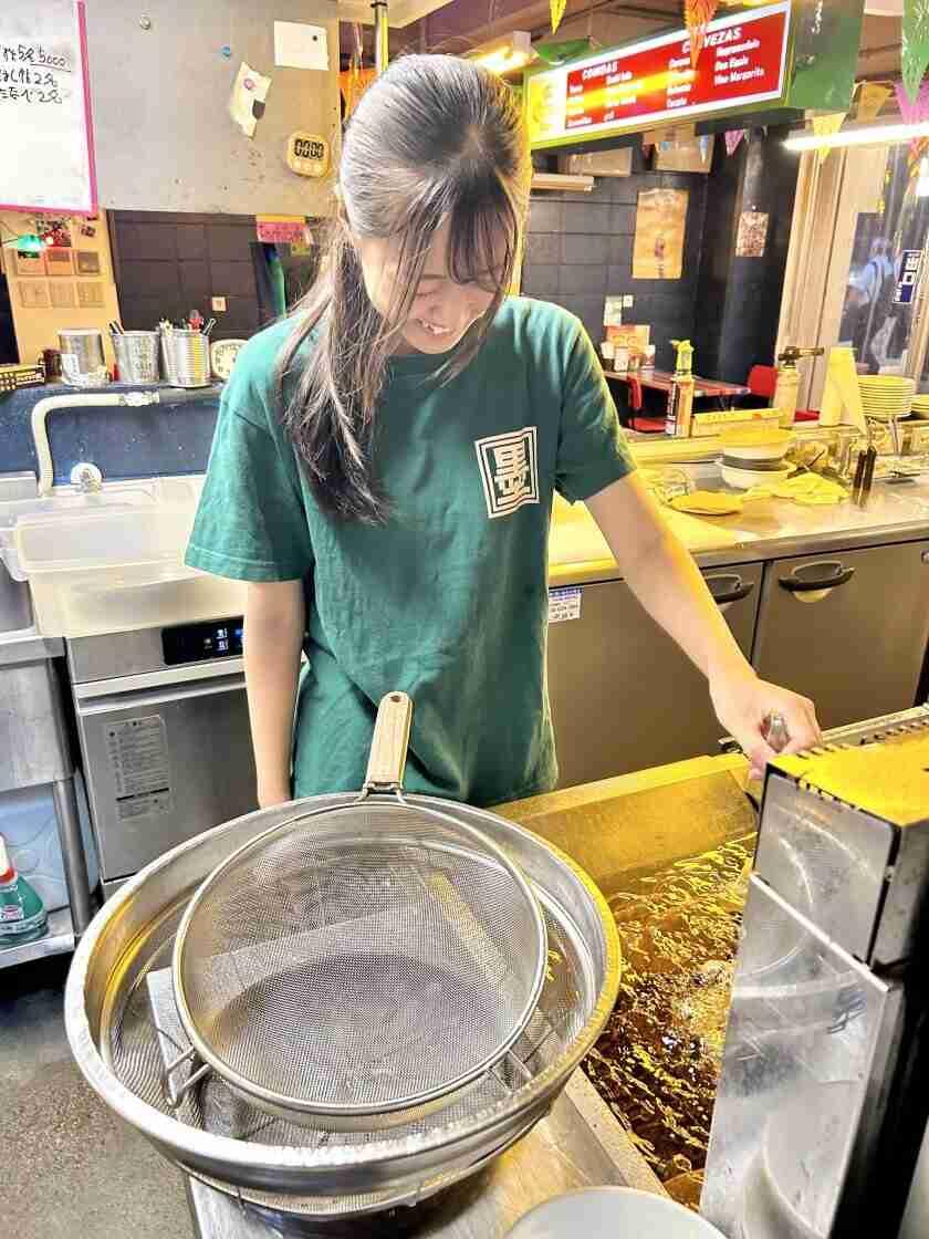 墨国回転鶏料理（ぼっこくかいてんどり）福島店の制服2