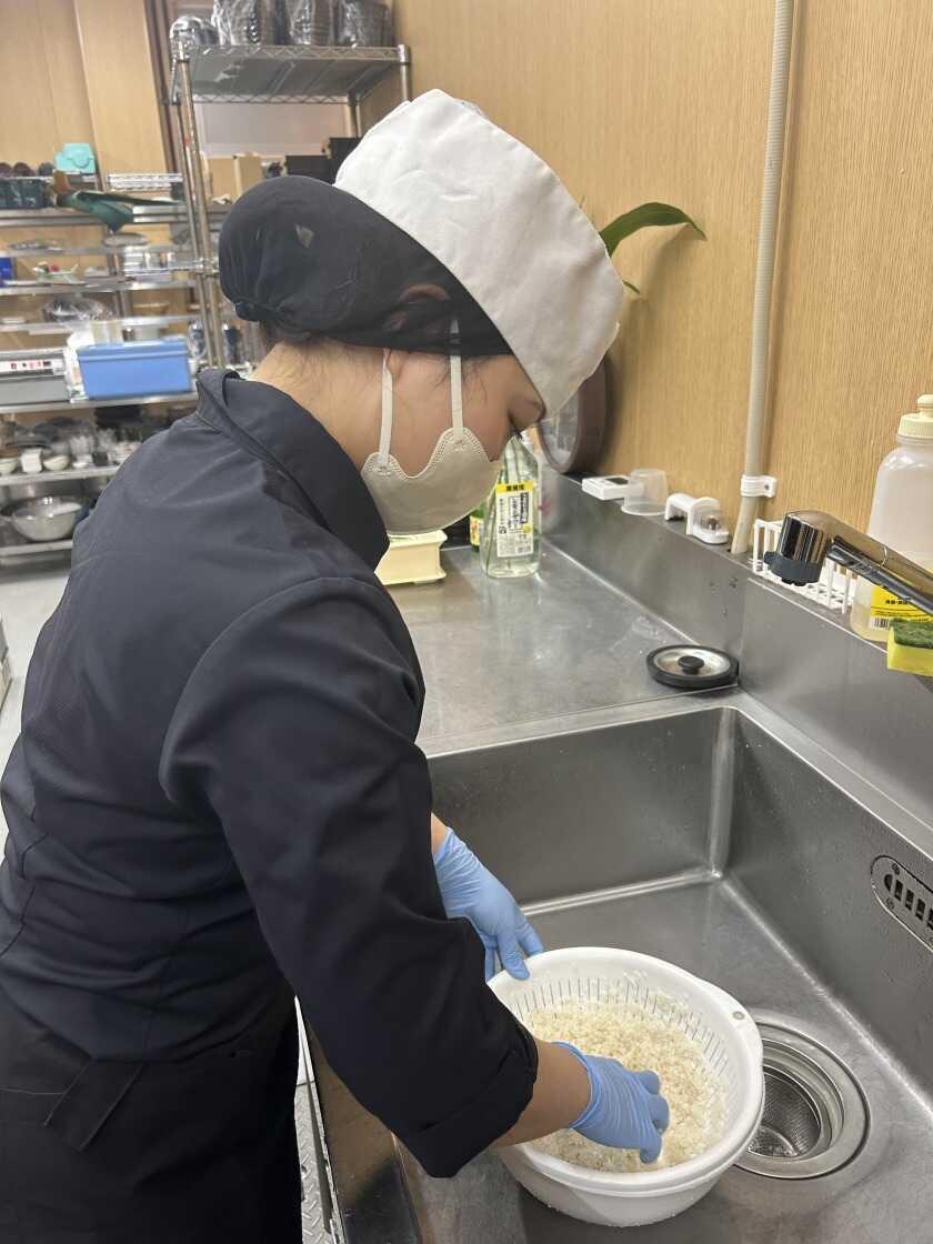 すし大臣　野間大池店（パセオ野間大池 1F）【フードウェイグループ】の制服2