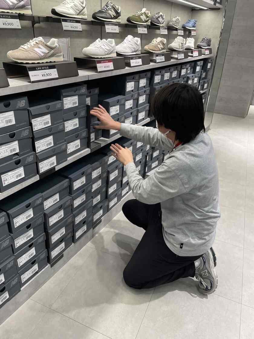 NewBalanceファクトリーストア 三井アウトレットパーク多摩南大沢店の制服2