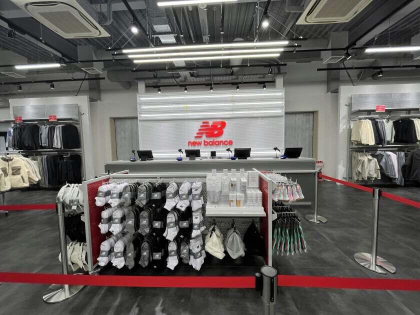 New Balanceファクトリーストア 酒々井プレミアムアウトレット店の制服7