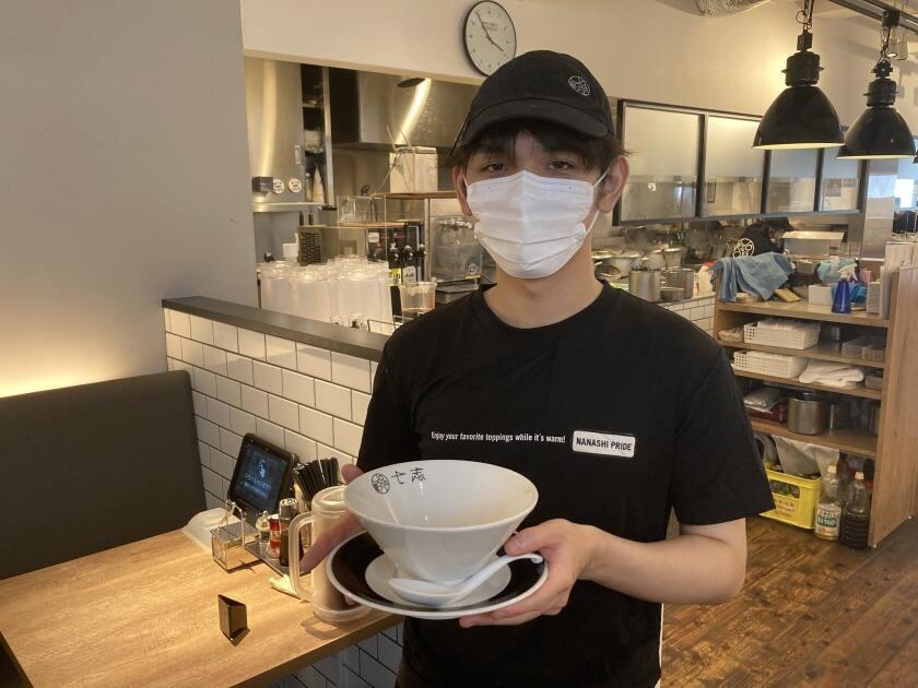 七志らーめん中山店の制服3