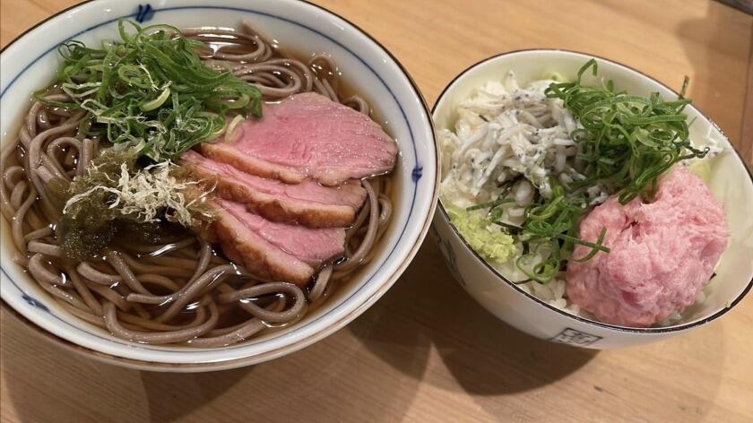鮮魚と炉端焼き 魚丸 彦根店の制服6