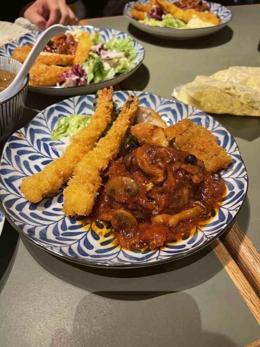 炉端と日本酒 魚丸 長浜店の制服3