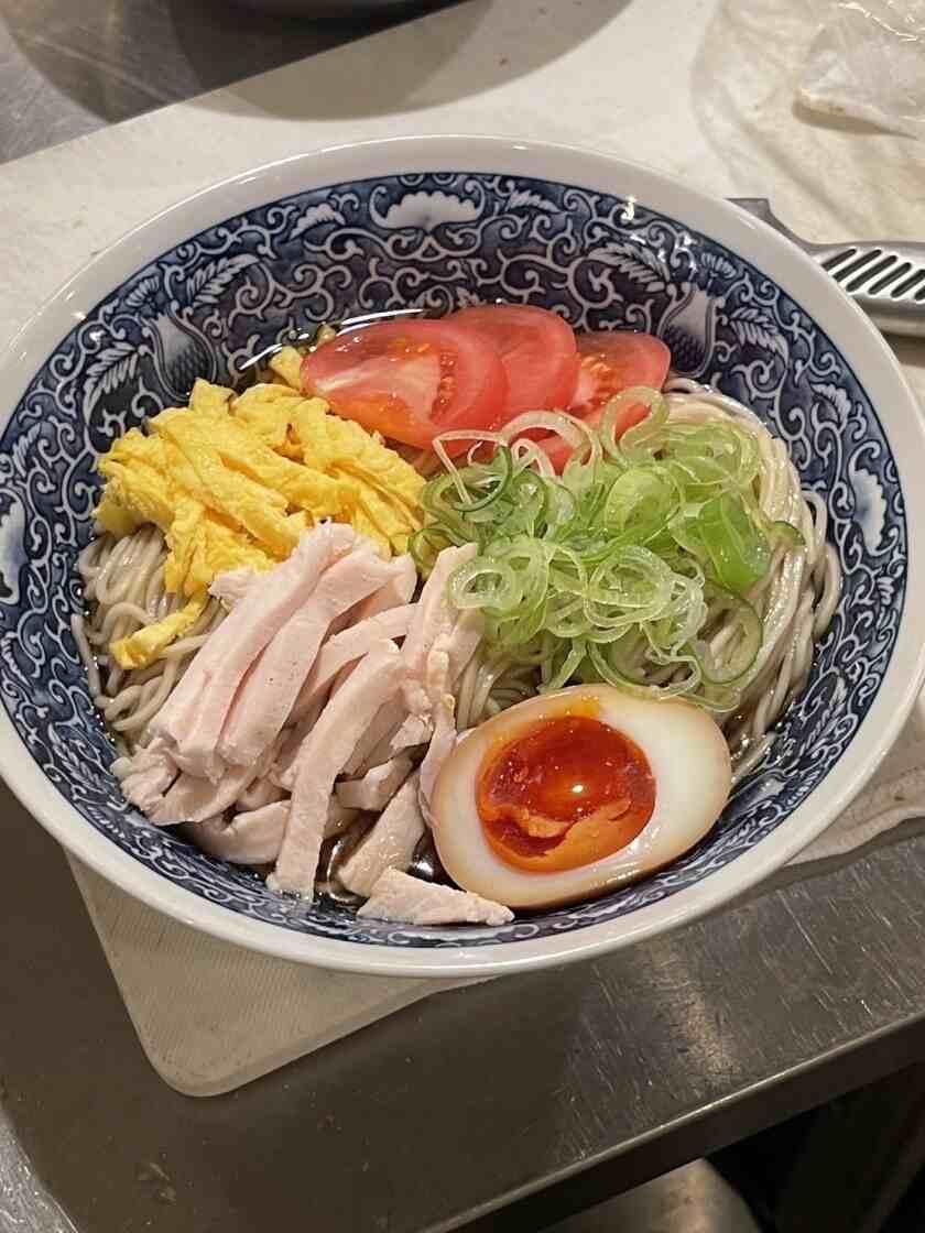 鮮魚と炉端焼き 魚丸 彦根店の制服4