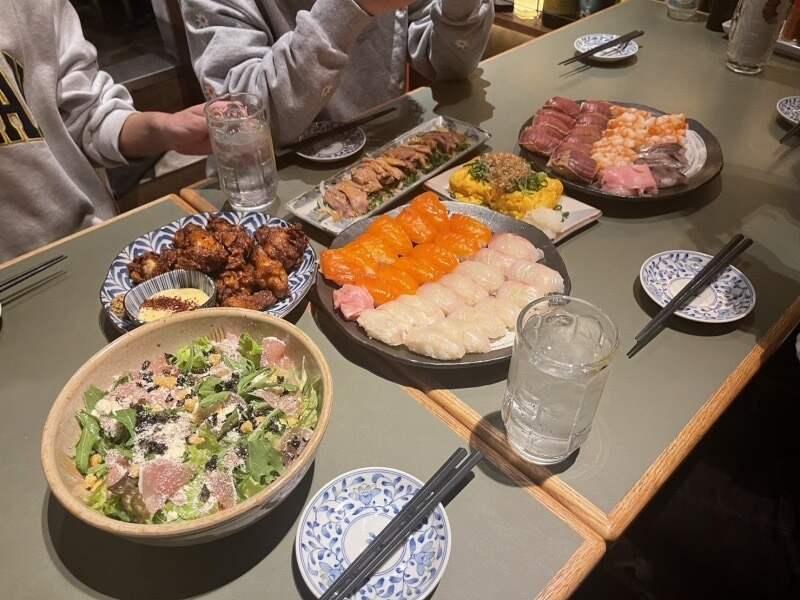 鮮魚と炉端焼き 魚丸 彦根店の制服1