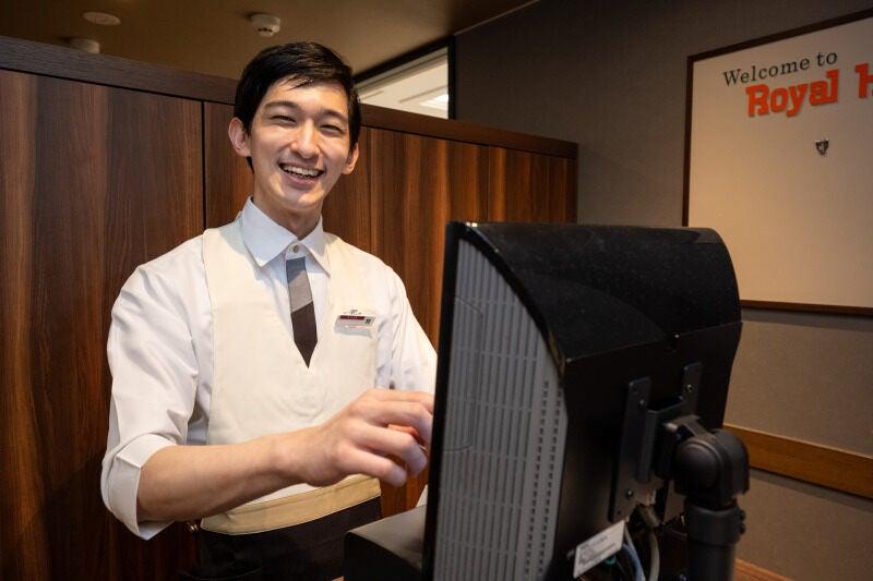 ロイヤルホスト　駒沢パーククォーター店の仕事画像1