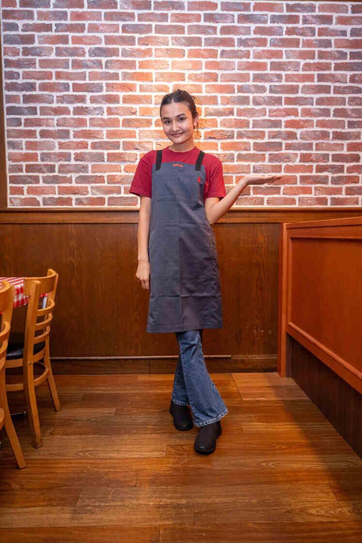 シェーキーズ横浜西口店の制服4