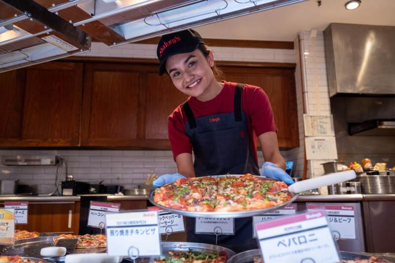 シェーキーズ横浜西口店の仕事画像3