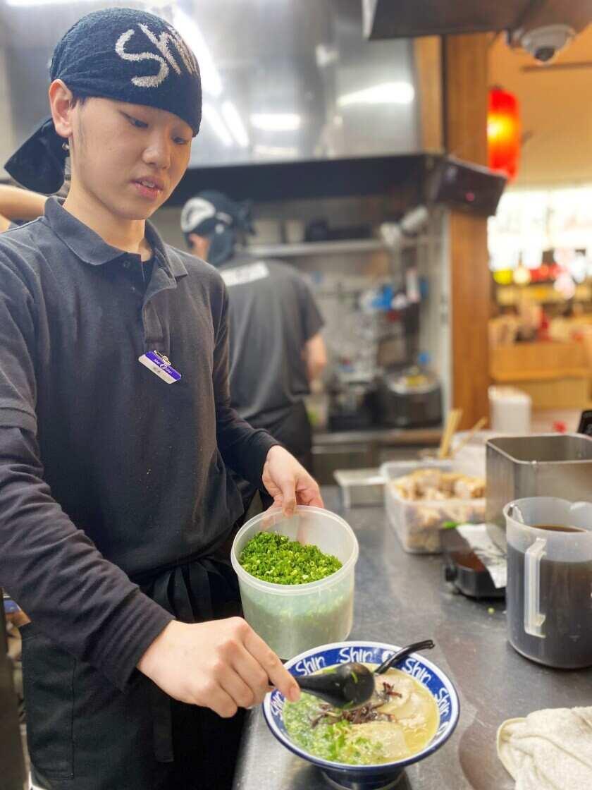 博多らーめんShin Shin　アミュプラザ小倉店の制服3