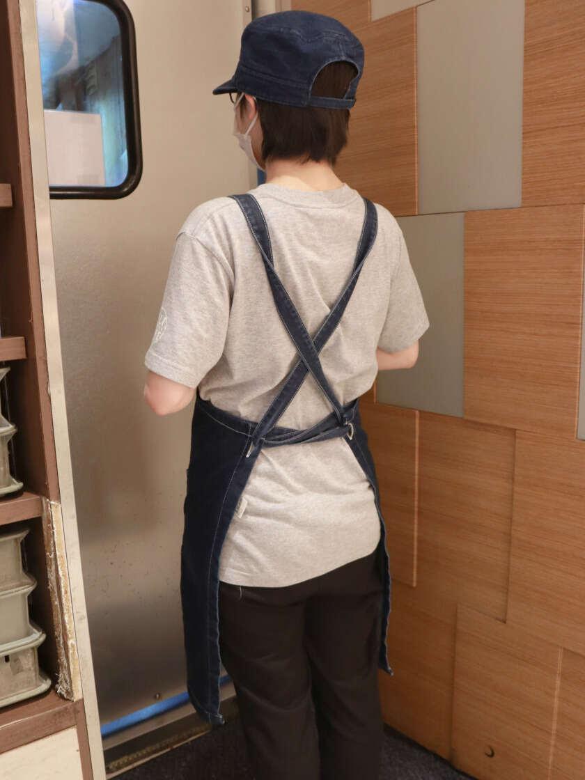 デリカフェ・キッチン三ノ宮（JR西日本グループ）の制服6