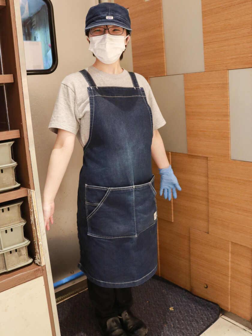 デリカフェ・キッチン三ノ宮（JR西日本グループ）の制服5