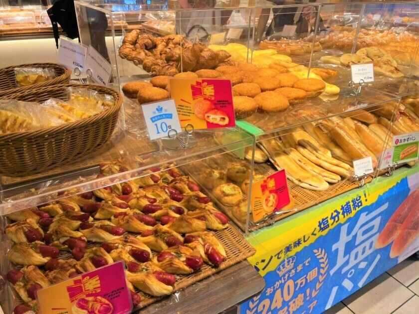 デリカフェ・キッチン三ノ宮（JR西日本グループ）の制服3