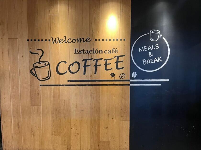 エスタシオンカフェ新神戸（JR西日本グループ）の制服1