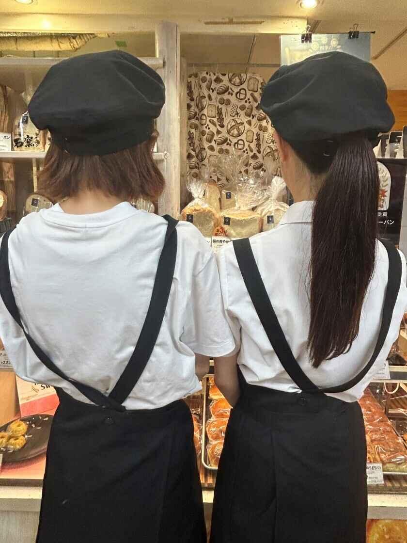 A-1 BAKERY（エーワンベーカリー）新梅田食堂街店の制服2