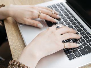 ビーウィズ株式会社の制服3