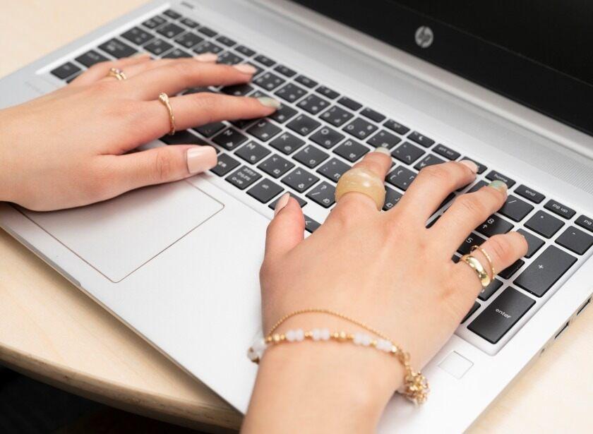 ビーウィズ株式会社の制服3