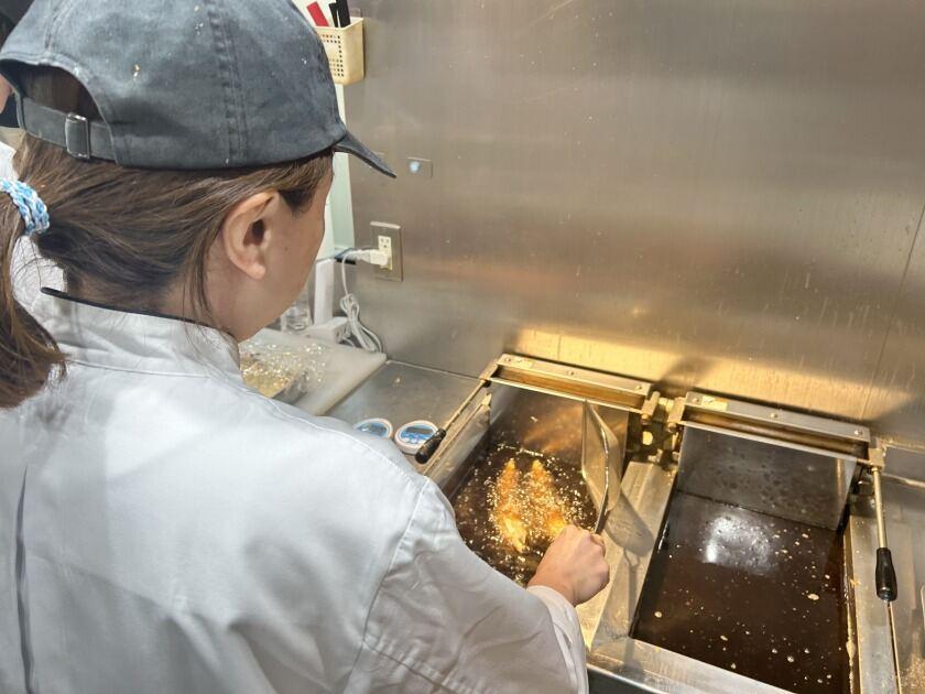 グリル一平 三宮店の制服5
