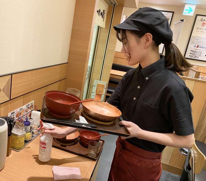 元祖 変わりかつ丼・親子丼 祭太鼓　阪急三番街店の制服4