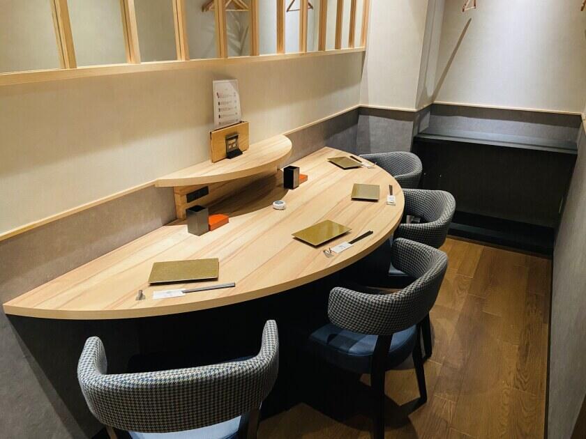 祝い鳥　淀屋橋本店の制服5