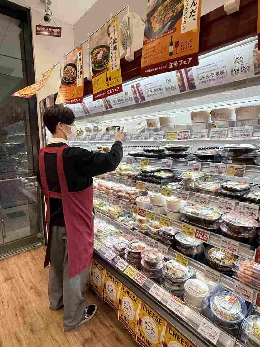 成城石井  CIAL桜木町ANNEX店の制服1