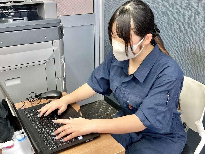 タイヤ市場 江東砂町店の制服1