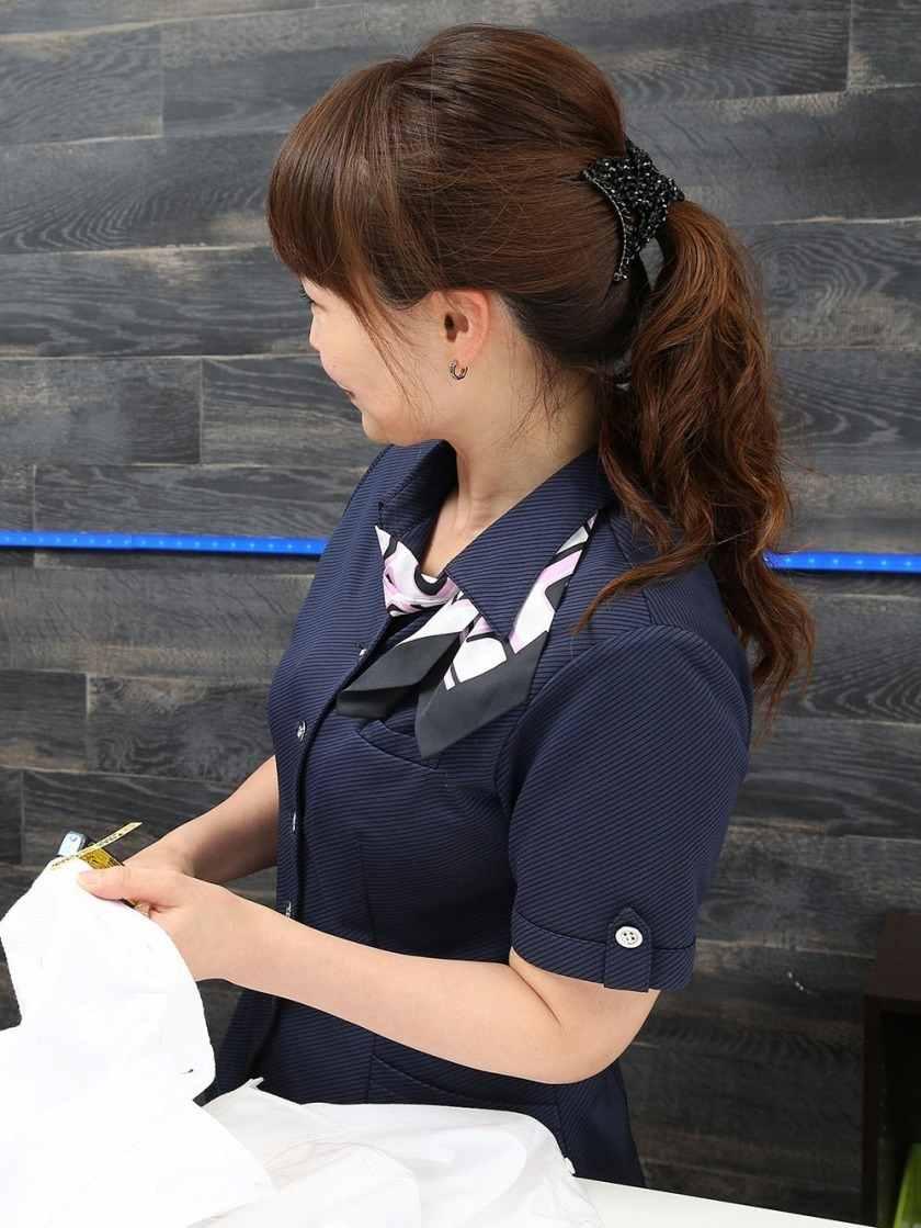 正栄クリーニング&ランドリー　フォレストモール京田辺店の制服1