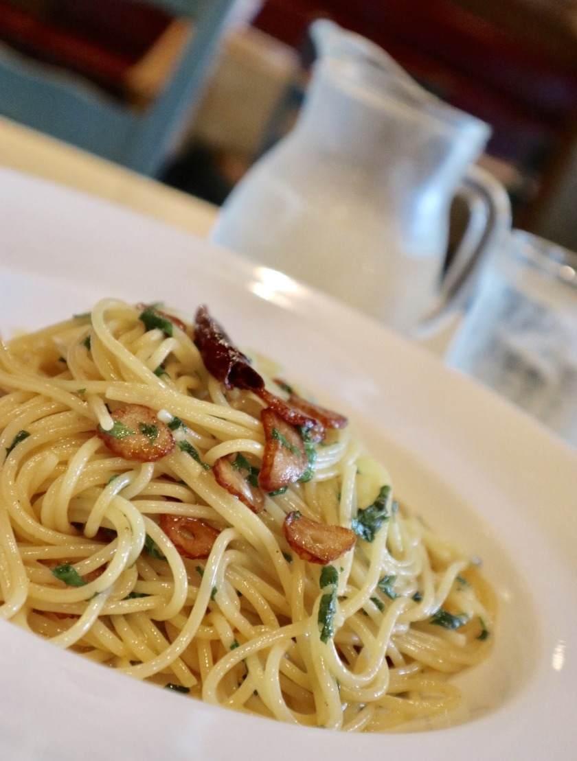 ピッツエリアマルデナポリ三鷹店の制服3