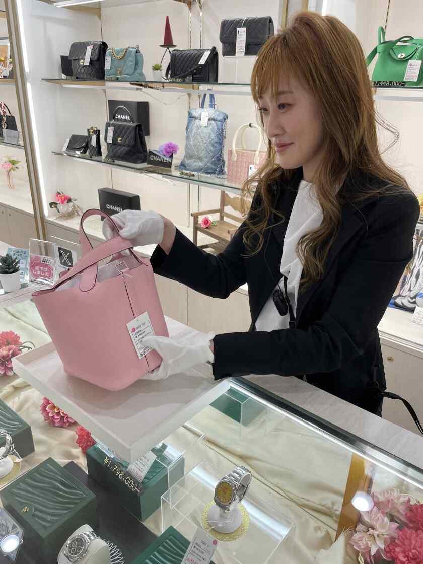 質屋かんてい局 神戸大蔵谷インター店の制服4