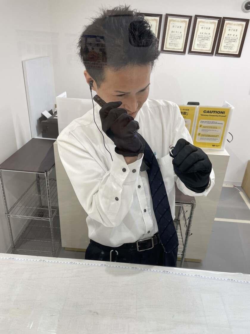 質屋かんてい局 神戸大蔵谷インター店の制服3