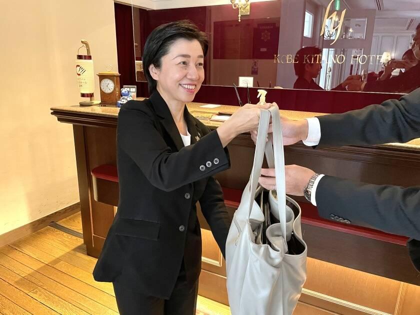 神戸北野ホテル　アッシュイグレックの制服1