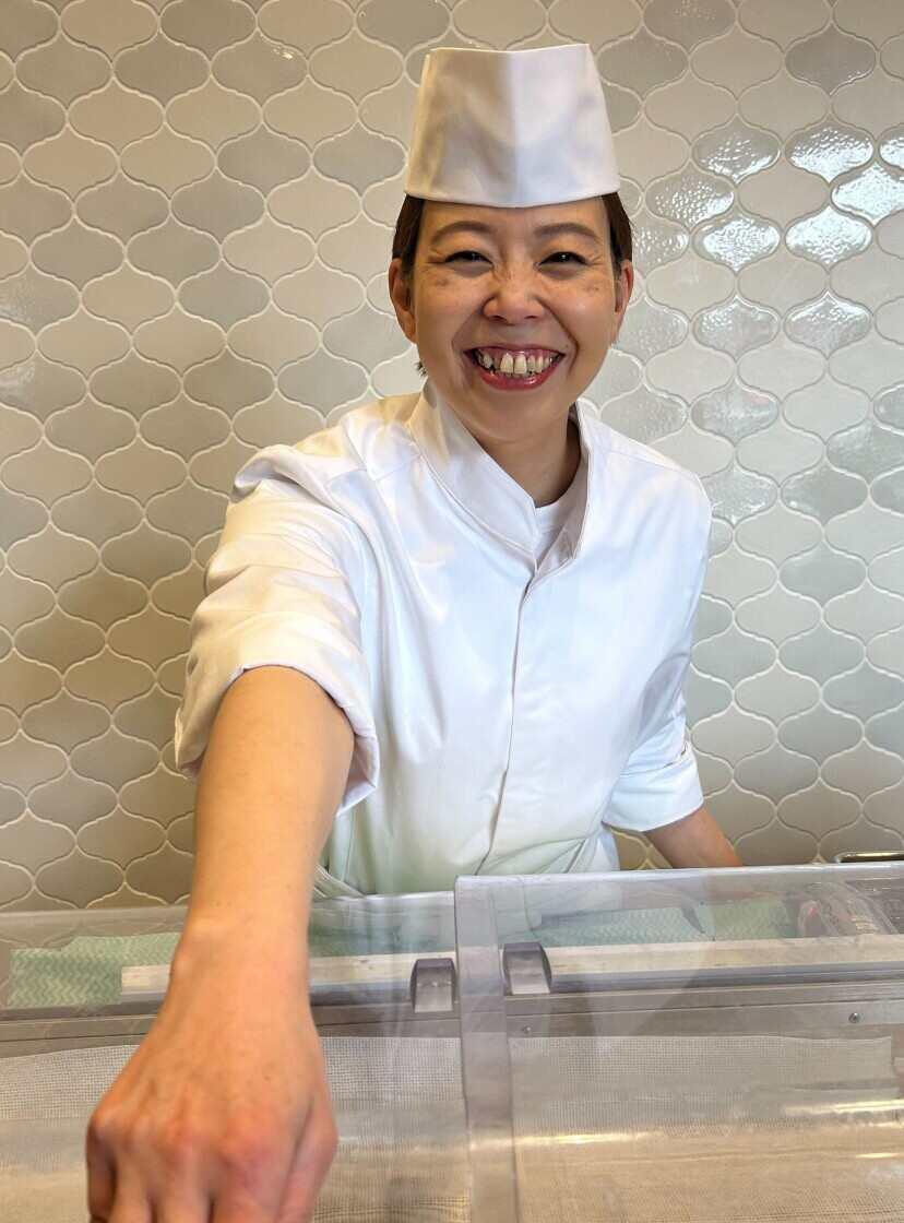 Standing 鮨 Bar yasuke（株式会社銚子丸）の制服1