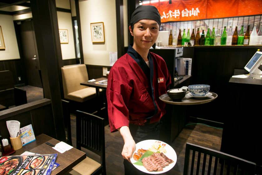 牛たん福助 高知店の制服2