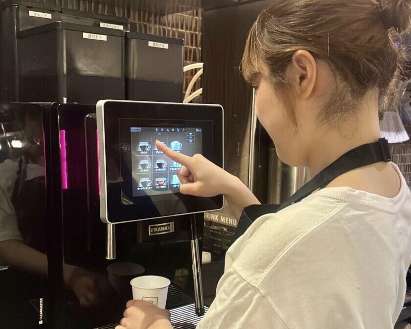 バラトンカフェ表参道店の制服2