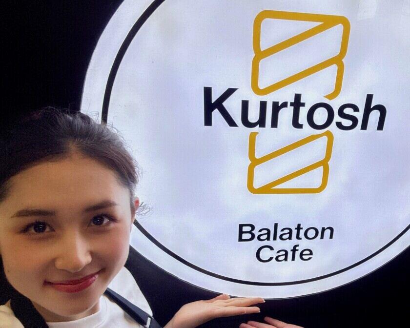 バラトンカフェ表参道店の制服3