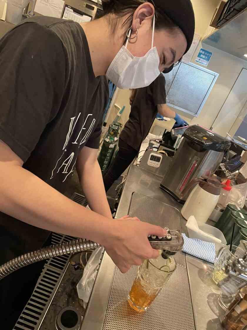 WIRED CAFE ルクア大阪店の制服3