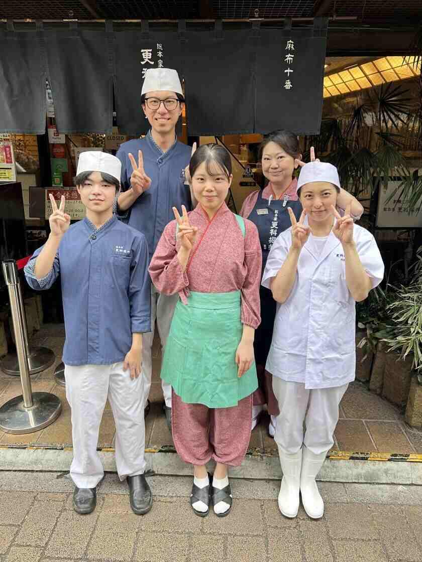 更科堀井　麻布十番本店の制服1