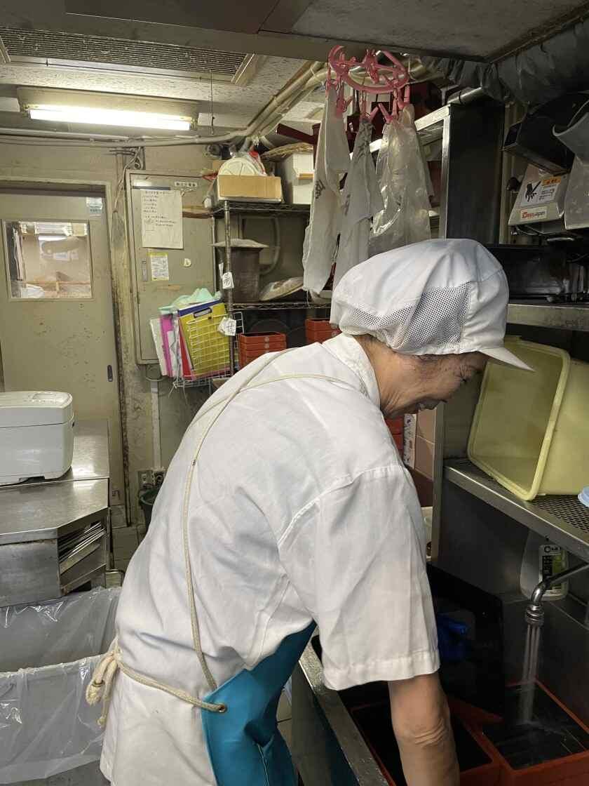 更科堀井 麻布本店の制服4