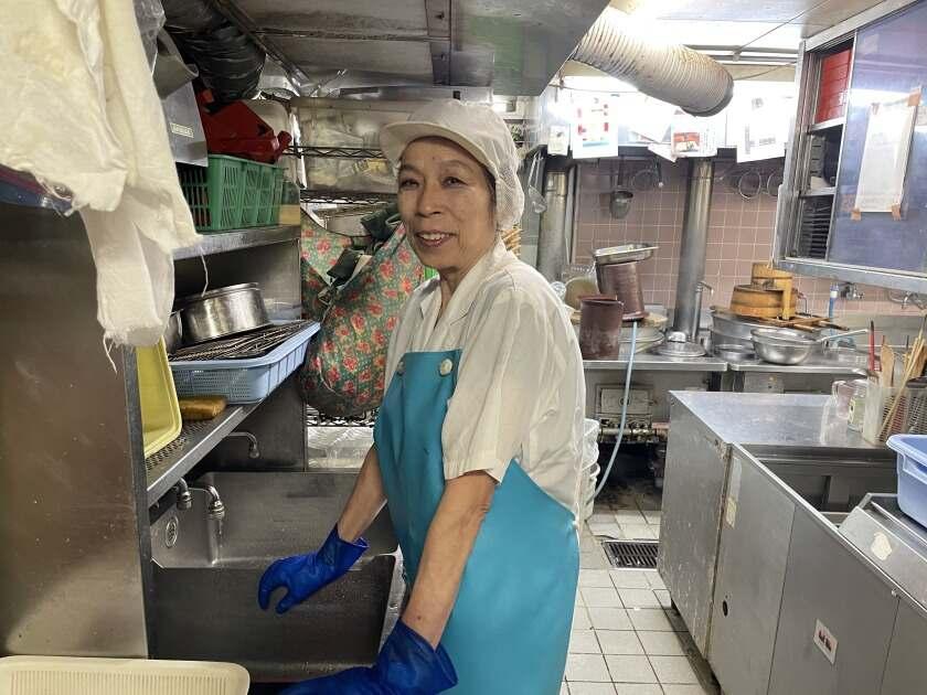 更科堀井 麻布本店の制服2