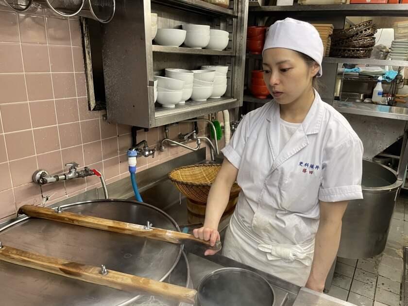 更科堀井 麻布本店の制服3