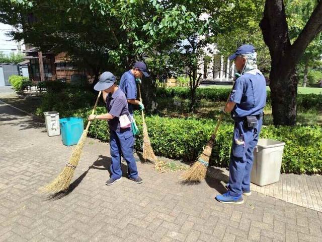 植木を剪定したり、雑草を抜いたり。大学での軽作業■男女活躍中(サービス、文京区)のイメージ画像