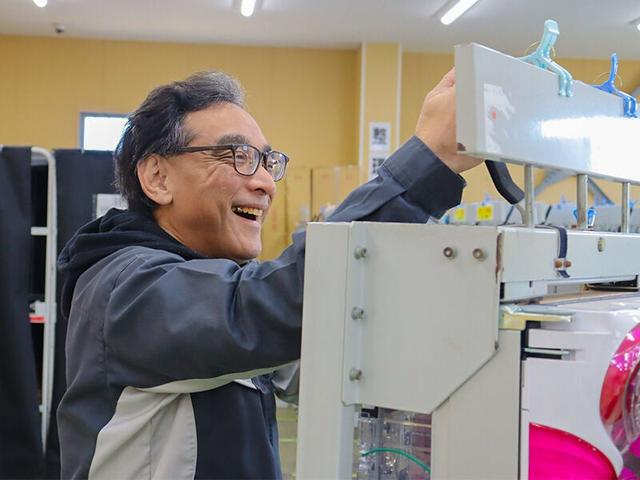 安心して仕事が始められるよう、最初は先輩が隣につきます｜倉庫(軽作業・物流、小林市)のイメージ画像