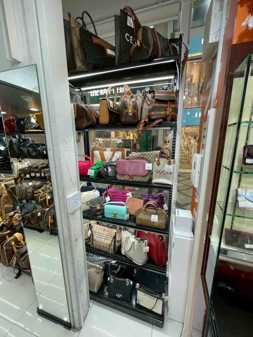 ダイコクドラッグ　道頓堀店の制服1