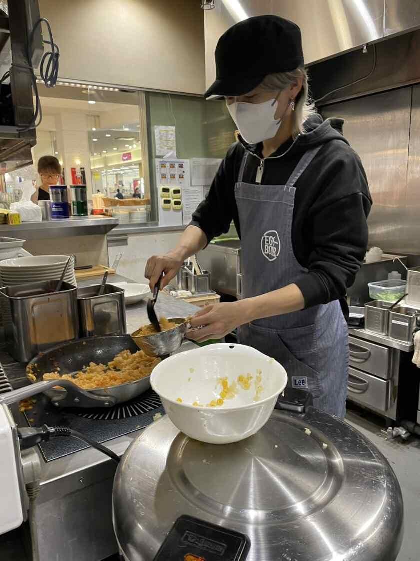 EGG BOMB浦和美園店の制服2