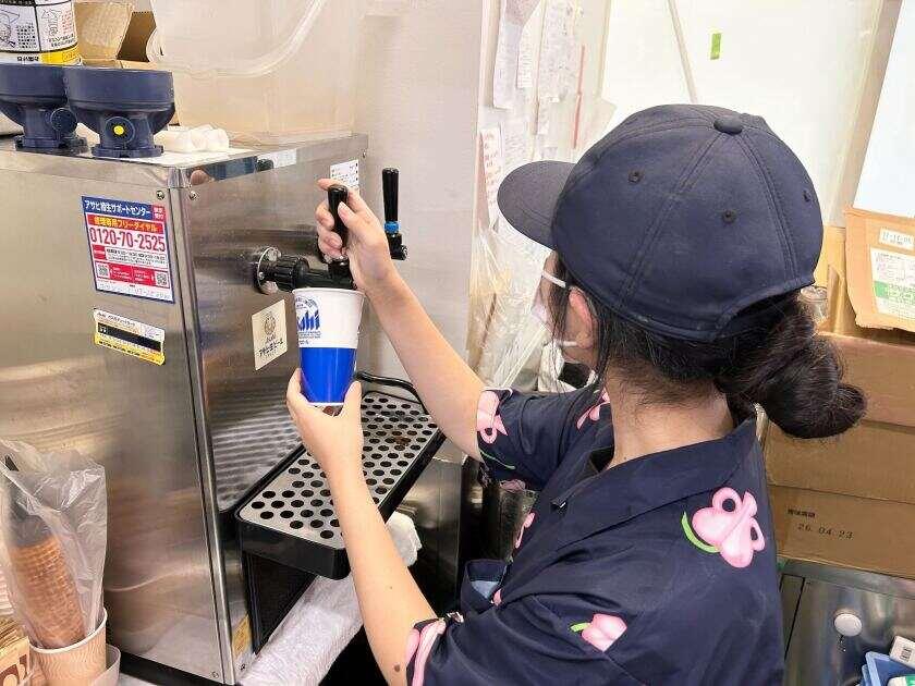 【株式会社吉池】サーモンピンクの制服1