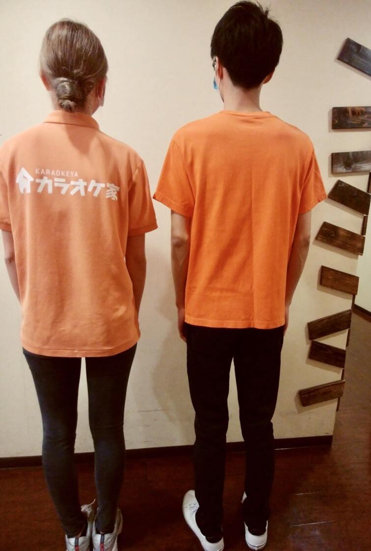 カラオケ家　久米川店の制服2