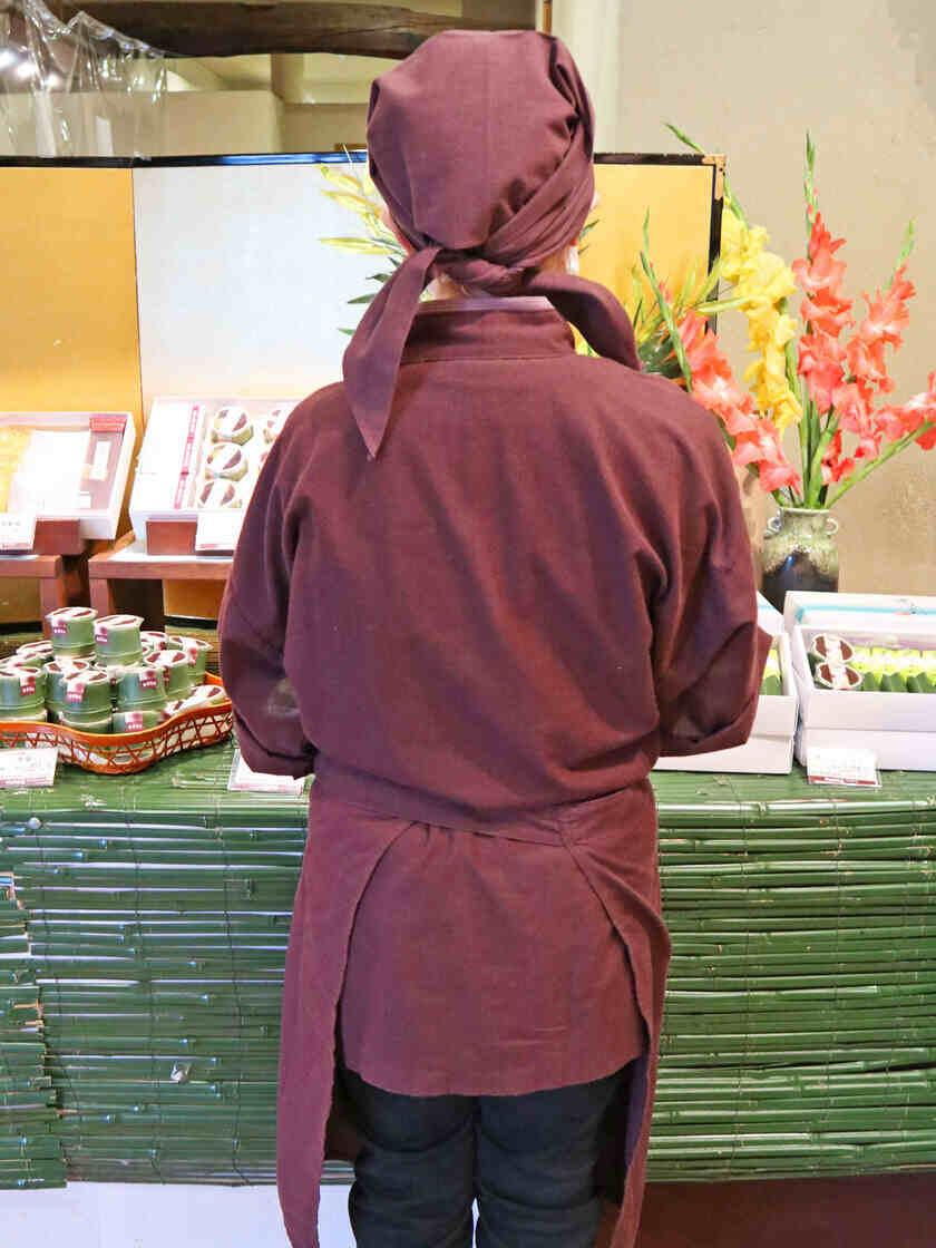 十勝あんこのサザエ 西宮本店の制服2